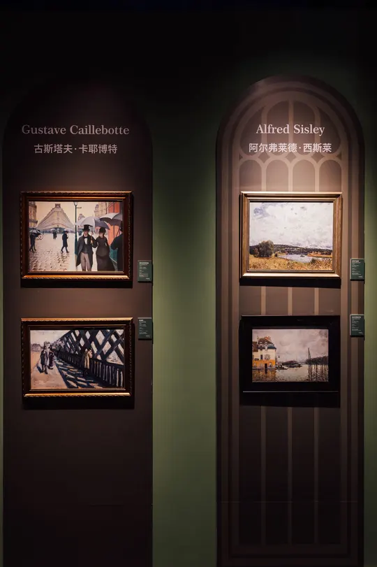 一面有画作的门墙