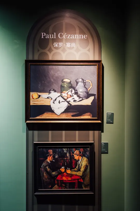 一个带画作的绿色房间