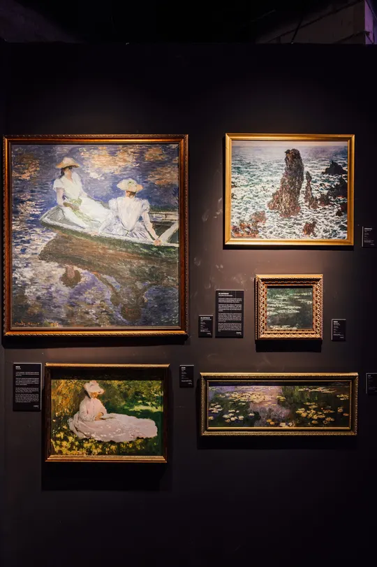 一面展示着船上有人的图片和其他画作的博物馆里的墙。