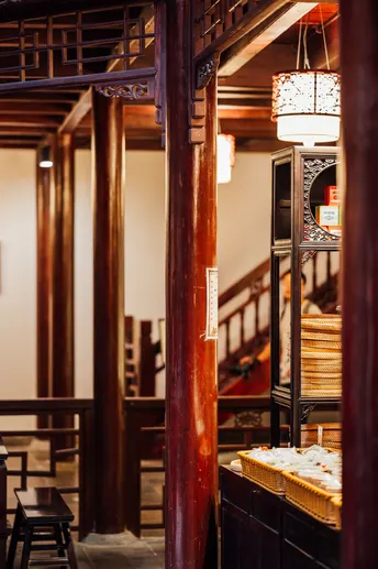 带有桌椅的房间