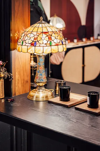 餐厅里一个桌子上的灯