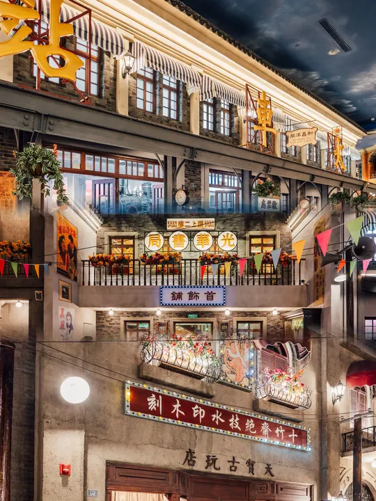 夜晚城市的繁忙街道