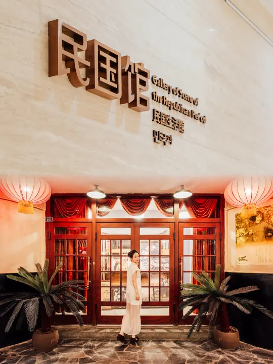 站在酒店或餐厅入口处的一名女子