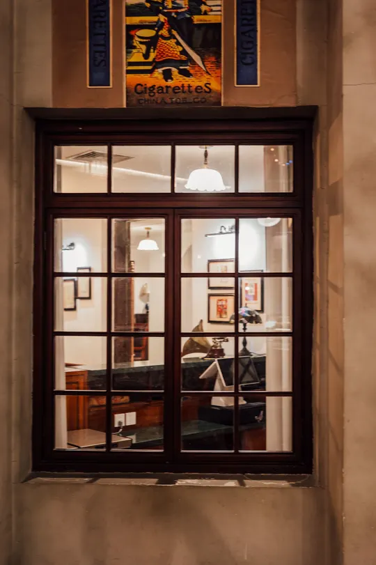 建筑侧面的一扇窗户