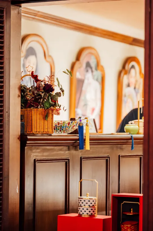 教堂里的神庙 烛光和鲜花