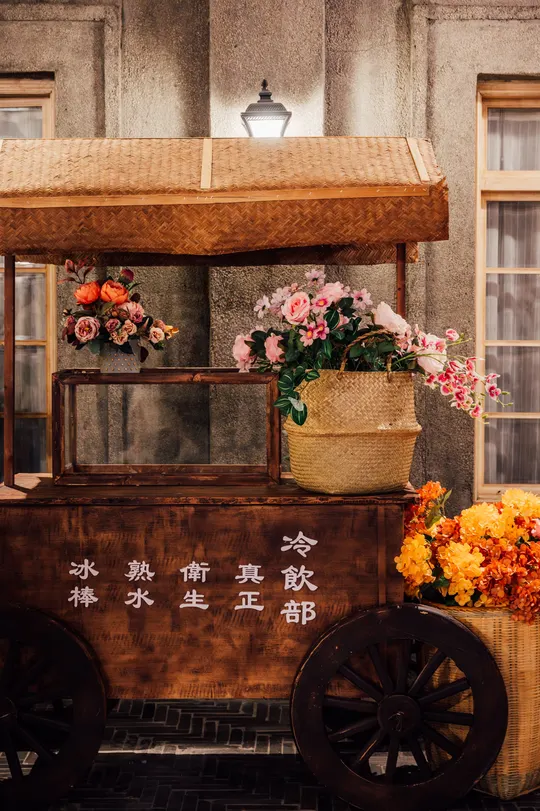 建筑前有一辆装满花的木车