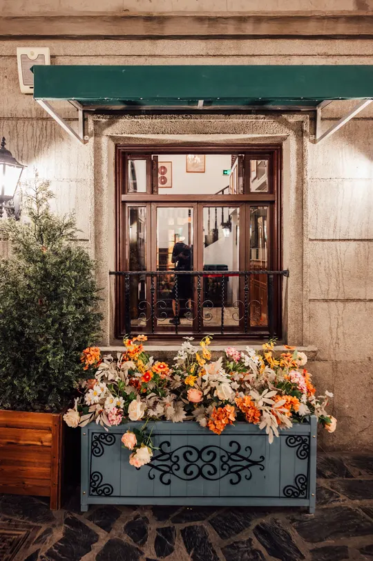 餐厅窗户上的花