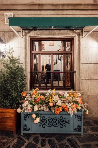 餐厅窗户上的花