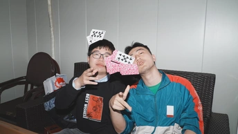 几个年轻男子举着牌