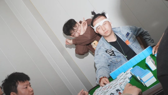 站在桌子前的年轻人 桌子上有一个盒子。