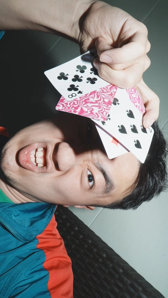 一位年轻男子将一副扑克牌举到他面前