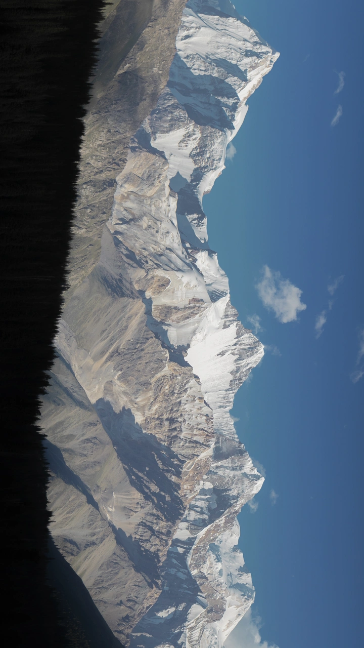 新疆夏塔雪山。