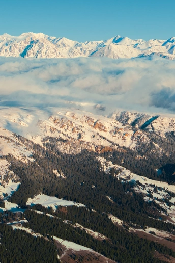云上雪山。
