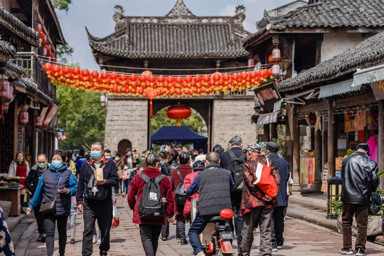 一个人群在古老的城区街道上行走
