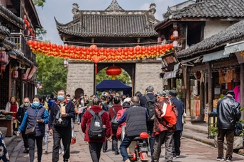 一个人群在古老的城区街道上行走