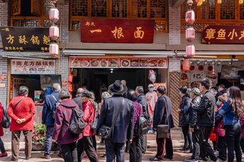 人群沿着许多建筑附近的一条街道走