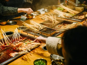 人们用筷子在桌子上做饭