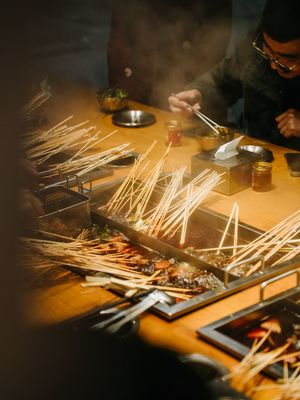 一个人在桌子上用筷子做饭