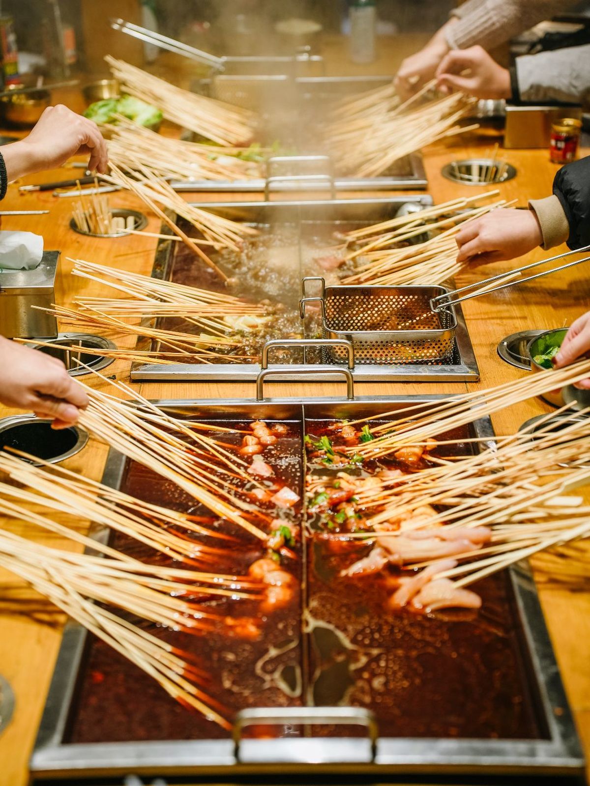 人们用筷子在餐厅里准备食物