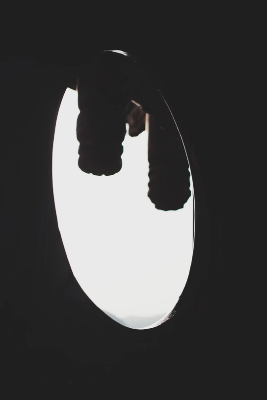 一个人手里拿着一面镜子