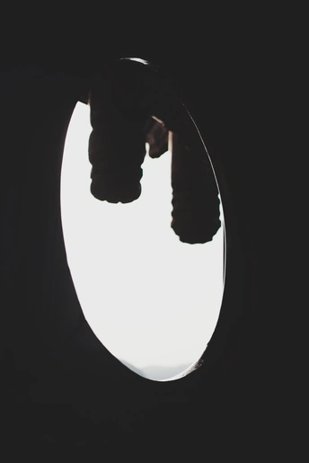 一个人手里拿着一面镜子