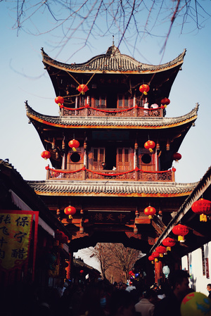 灯笼下的中国寺庙 下面有街道和人们