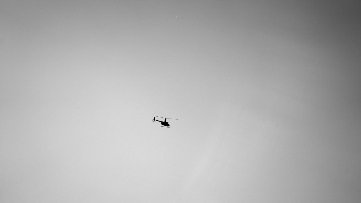 一架黑白相间的飞机在天空中飞行