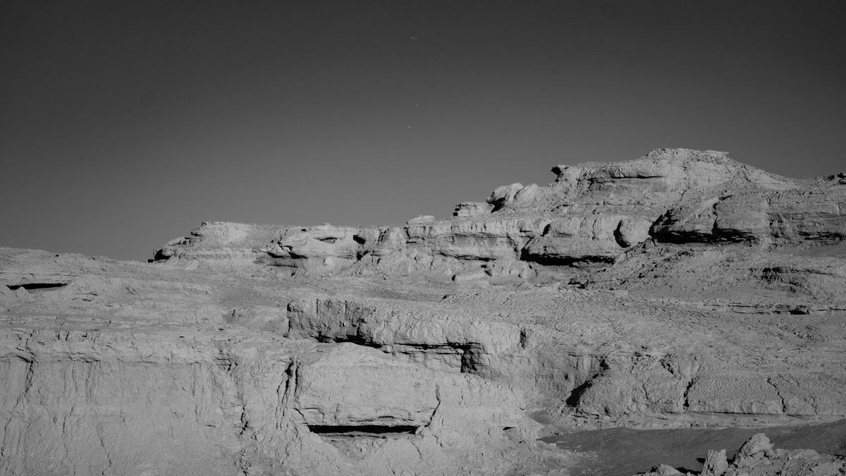 岩石、山脉和沙漠中的一艘船的黑白色风景