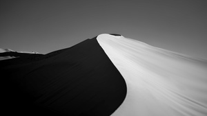 沙山和风在黑白天空下的黑白照片