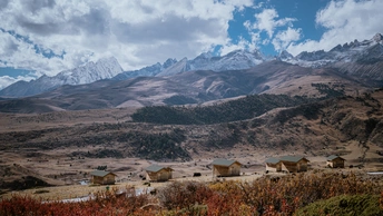 一个位于山谷中的小村庄 背景是山脉。