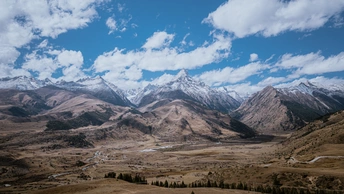 一个山谷 有山和蓝天