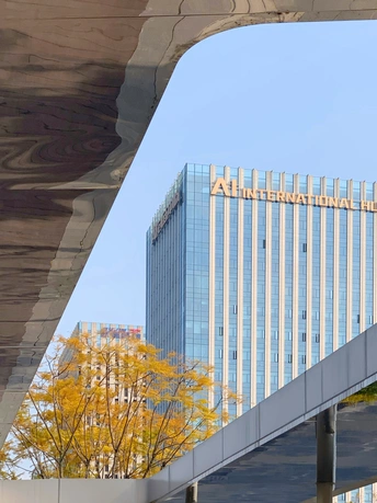 从桥下可以看到一座大型办公楼。