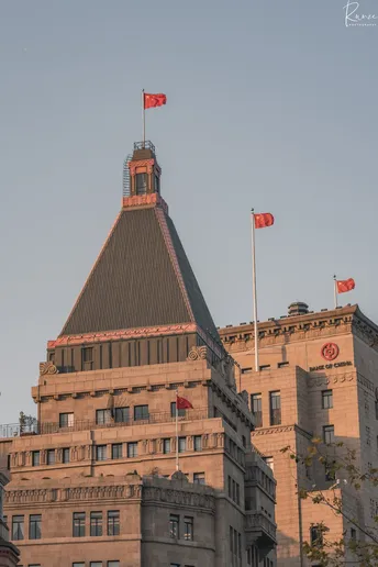 一个有钟楼和旗杆的钟楼 顶部飘扬着国旗