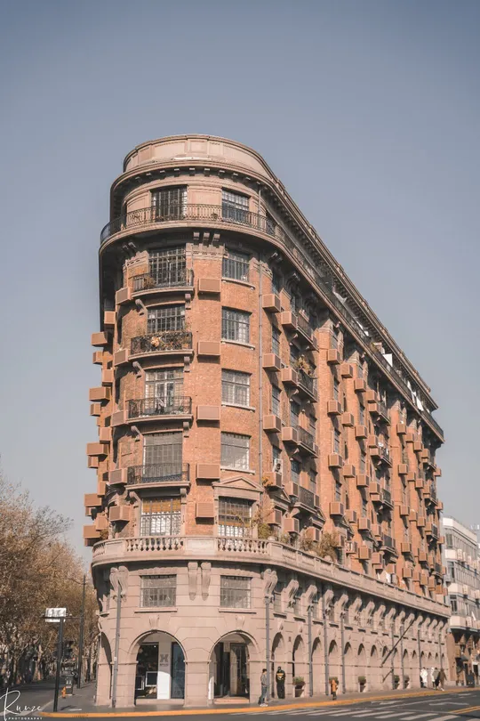 一个位于大型街道拐角处的旧建筑