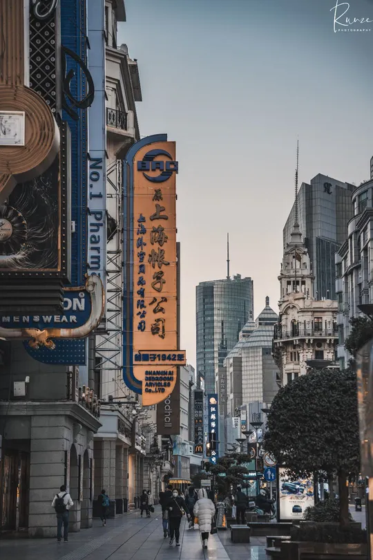 人们在城市的一条街道上走