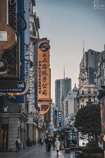 人们在城市的一条街道上走