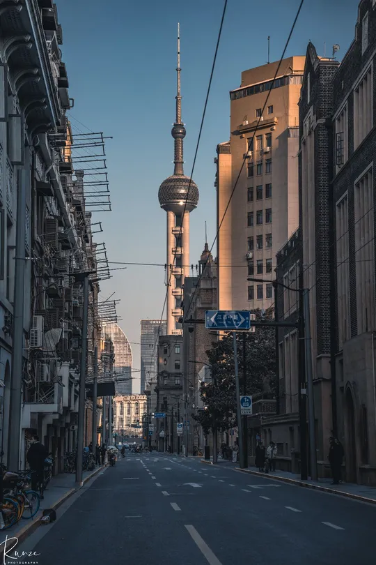 城市中的空荡街道 周围有高楼大厦