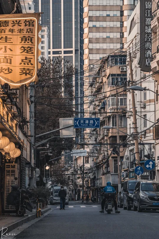 一条街道 城市 汽车 人 高楼