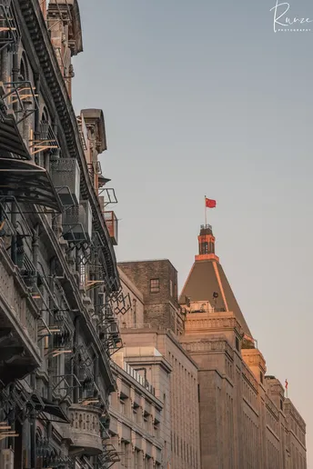 从高楼上飘扬的红旗