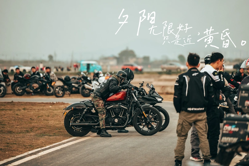 几个人站在路边看着摩托车