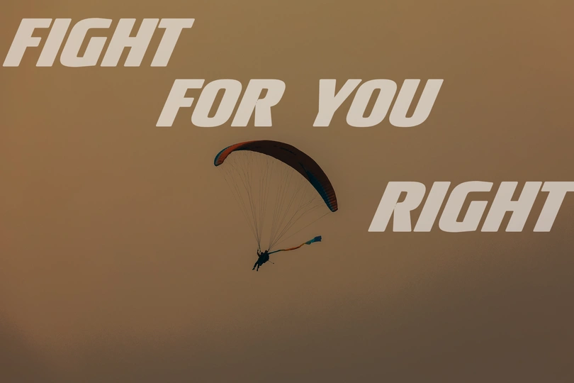 一个人在空中驾驶降落伞