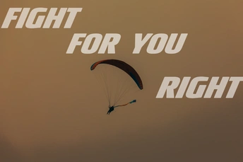 一个人在空中驾驶降落伞