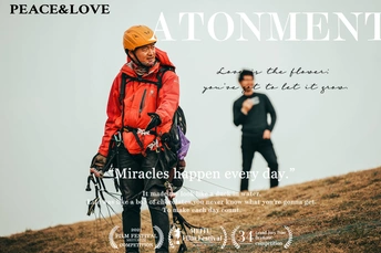 人们爬山的电影海报