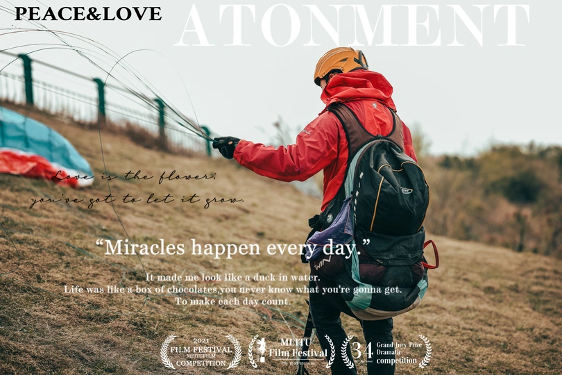 一张海报 一个穿着夹克和背包的人站在山上 背景是帐篷