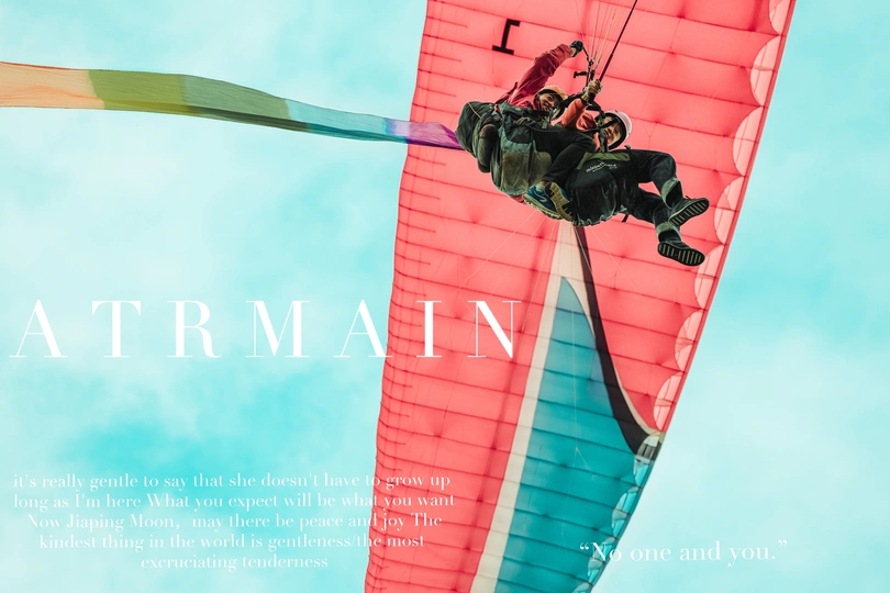 一名男子在蓝天上驾驶红色降落伞