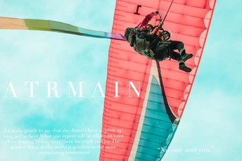 一名男子在蓝天上驾驶红色降落伞