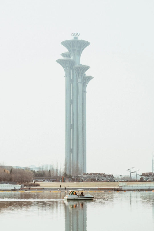 一个小船在靠近一座高塔的水域中