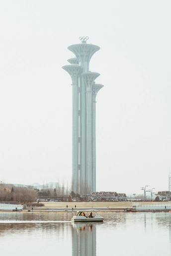 一个小船在靠近一座高塔的水域中