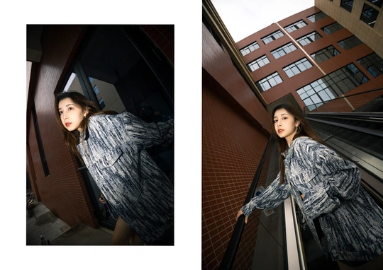 一位女子在建筑物前拍照的图片