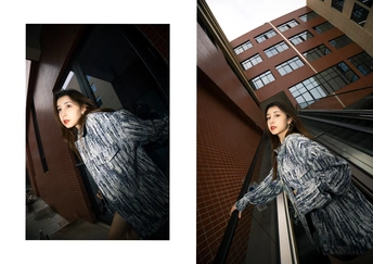 一位女子在建筑物前拍照的图片